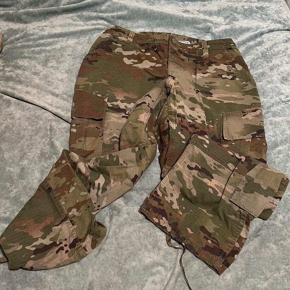 Female OCP Army Uniform set size small - Picture 6 of 10